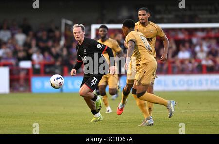 Crawley UK 25 juillet 2025 - Harry McKirdy de Crawley se bat pour le ballon lors du match amical de pré-saison entre Crawley Town et Crystal Palace au Broadfield Stadium de Crawley : crédit Simon Dack /TPI/ Alamy Live News Banque D'Images
