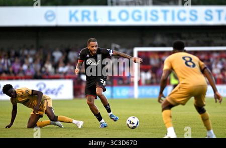 Crawley UK 25 juillet 2025 - Jay Williams de Crawley Town remporte le ballon lors du match de football amical d'avant-saison entre Crawley Town et Crystal Palace au Broadfield Stadium de Crawley : crédit Simon Dack /TPI/ Alamy Live News Banque D'Images