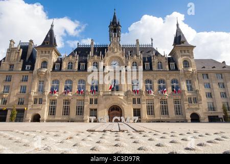 Charleville-Mézières, France - Octiber 14, 2023 : la mairie de Charleville-Mézières, photographiée de l'extérieur, département des Ardennes, France Banque D'Images