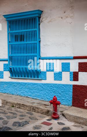 Belles rues de la ville coloniale de Concepcion à Antioquia, Colombie. Bouche d'incendie rouge. Banque D'Images