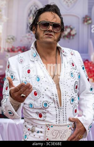 Wettenberg, Allemagne. 25 juillet 2025. Duke Elvis, l'imitateur d'Elvis Presley, se produit en tant qu'acteur de marche au 34e Golden Oldies Festival à Wettenberg, Hesse, Allemagne. Le Golden Oldies Festival est un festival annuel nostalgique (est. En 1989) avec un accent sur les années 1950 à 1980, jusqu'à 700 voitures classiques exposées, plus de 60 groupes live sur 8 scènes dans les rues et les places du village de Krofdorf-Gleiberg, une partie de la municipalité de Wettenberg. Crédit : Christian Lademann Banque D'Images