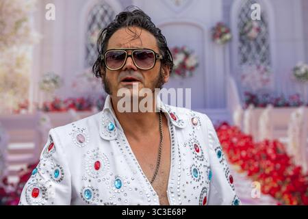 Wettenberg, Allemagne. 25 juillet 2025. Duke Elvis, l'imitateur d'Elvis Presley, se produit en tant qu'acteur de marche au 34e Golden Oldies Festival à Wettenberg, Hesse, Allemagne. Le Golden Oldies Festival est un festival annuel nostalgique (est. En 1989) avec un accent sur les années 1950 à 1980, jusqu'à 700 voitures classiques exposées, plus de 60 groupes live sur 8 scènes dans les rues et les places du village de Krofdorf-Gleiberg, une partie de la municipalité de Wettenberg. Crédit : Christian Lademann/Alamy Live News Banque D'Images