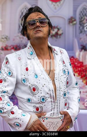 Wettenberg, Allemagne. 25 juillet 2025. Duke Elvis, l'imitateur d'Elvis Presley, se produit en tant qu'acteur de marche au 34e Golden Oldies Festival à Wettenberg, Hesse, Allemagne. Le Golden Oldies Festival est un festival annuel nostalgique (est. En 1989) avec un accent sur les années 1950 à 1980, jusqu'à 700 voitures classiques exposées, plus de 60 groupes live sur 8 scènes dans les rues et les places du village de Krofdorf-Gleiberg, une partie de la municipalité de Wettenberg. Crédit : Christian Lademann/Alamy Live News Banque D'Images