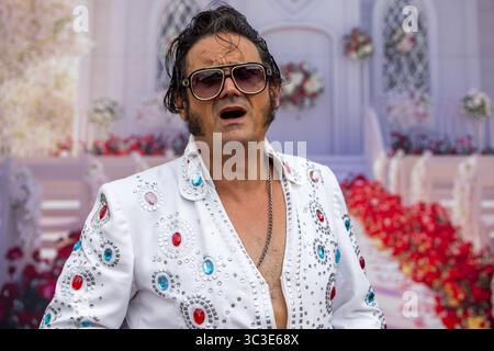 Wettenberg, Allemagne. 25 juillet 2025. Duke Elvis, l'imitateur d'Elvis Presley, se produit en tant qu'acteur de marche au 34e Golden Oldies Festival à Wettenberg, Hesse, Allemagne. Le Golden Oldies Festival est un festival annuel nostalgique (est. En 1989) avec un accent sur les années 1950 à 1980, jusqu'à 700 voitures classiques exposées, plus de 60 groupes live sur 8 scènes dans les rues et les places du village de Krofdorf-Gleiberg, une partie de la municipalité de Wettenberg. Crédit : Christian Lademann/Alamy Live News Banque D'Images