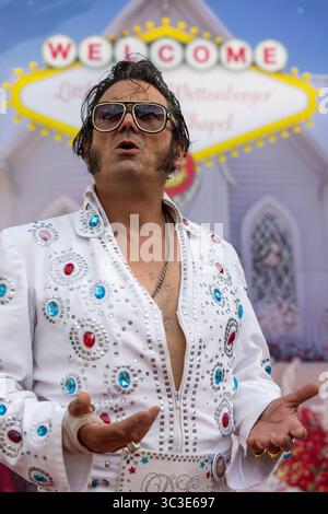 Wettenberg, Allemagne. 25 juillet 2025. Duke Elvis, l'imitateur d'Elvis Presley, se produit en tant qu'acteur de marche au 34e Golden Oldies Festival à Wettenberg, Hesse, Allemagne. Le Golden Oldies Festival est un festival annuel nostalgique (est. En 1989) avec un accent sur les années 1950 à 1980, jusqu'à 700 voitures classiques exposées, plus de 60 groupes live sur 8 scènes dans les rues et les places du village de Krofdorf-Gleiberg, une partie de la municipalité de Wettenberg. Crédit : Christian Lademann/Alamy Live News Banque D'Images