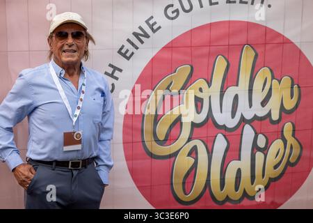 Wettenberg, Allemagne. 25 juillet 2025. L’acteur allemand Claus Theo Gärtner (né en 1943), connu pour son rôle de détective privé Josef Matula dans la série télévisée « Ein Fall für zwei » de la ZDF (Une affaire pour deux), est l’invité vedette de l’ouverture du 34e Golden Oldies Festival à Wettenberg, Hesse, Allemagne. Le Golden Oldies Festival est un festival annuel nostalgique (est. En 1989) avec un accent sur les années 1950 à 1980, jusqu'à 700 voitures classiques exposées, plus de 60 groupes live sur 8 scènes dans les rues et les places du village de Krofdorf-Gleiberg, une partie de la municipalité de Wettenberg. Crédit : Christian Lademann/Al Banque D'Images