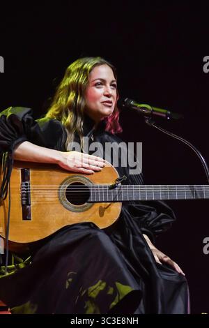 Madrid, Espagne. 25 juillet 2025. La chanteuse mexicaine Natalia Lafourcade se produit lors du concert au Teatro Real de Madrid, le 24 juillet 2025. Espagne (photo par Oscar Gonzalez/Sipa USA) crédit : Sipa USA/Alamy Live News Banque D'Images