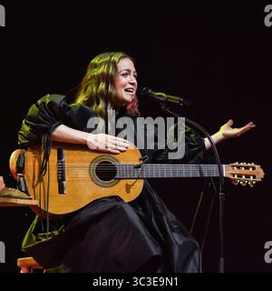 Madrid, Espagne. 25 juillet 2025. La chanteuse mexicaine Natalia Lafourcade se produit lors du concert au Teatro Real de Madrid, le 24 juillet 2025. Espagne (photo par Oscar Gonzalez/Sipa USA) crédit : Sipa USA/Alamy Live News Banque D'Images