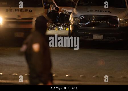 L'équipe médico-légale enquête sur la scène de crime nocturne près de Ciudad Juarez, au milieu de préoccupations concernant la sécurité frontalière et les problèmes d'immigration. Banque D'Images