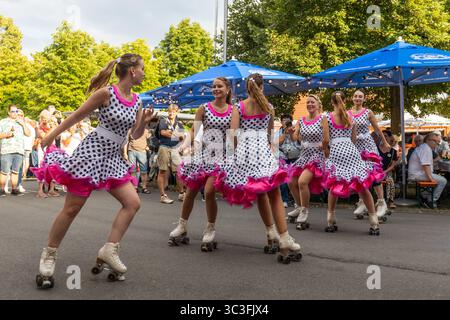 Wettenberg, Allemagne. 25 juillet 2025. Le groupe de spectacle de patinage à roulettes 'Showskating' de la ville de Westfalian Schwelm Wearing Petticoats se produit au 34e Golden Oldies Festival à Wettenberg, Hesse, Allemagne. Le Golden Oldies Festival est un festival annuel nostalgique (est. En 1989) avec un accent sur les années 1950 à 1980, jusqu'à 700 voitures classiques exposées, plus de 60 groupes live sur 8 scènes dans les rues et les places du village de Krofdorf-Gleiberg, une partie de la municipalité de Wettenberg. Crédit : Christian Lademann/Alamy Live News Banque D'Images