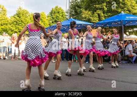Wettenberg, Allemagne. 25 juillet 2025. Le groupe de spectacle de patinage à roulettes 'Showskating' de la ville de Westfalian Schwelm Wearing Petticoats se produit au 34e Golden Oldies Festival à Wettenberg, Hesse, Allemagne. Le Golden Oldies Festival est un festival annuel nostalgique (est. En 1989) avec un accent sur les années 1950 à 1980, jusqu'à 700 voitures classiques exposées, plus de 60 groupes live sur 8 scènes dans les rues et les places du village de Krofdorf-Gleiberg, une partie de la municipalité de Wettenberg. Crédit : Christian Lademann/Alamy Live News Banque D'Images