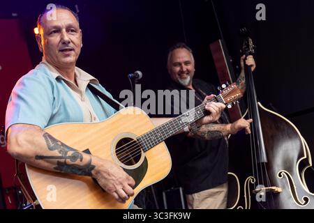 Wettenberg, Allemagne. 25 juillet 2025. Le Swiss Rockabilly Trio Lucky 7 se produit au 34e Golden Oldies Festival à Wettenberg, Hesse, Allemagne. Le Golden Oldies Festival est un festival annuel nostalgique (est. En 1989) avec un accent sur les années 1950 à 1980, jusqu'à 700 voitures classiques exposées, plus de 60 groupes live sur 8 scènes dans les rues et les places du village de Krofdorf-Gleiberg, une partie de la municipalité de Wettenberg. Crédit : Christian Lademann/Alamy Live News Banque D'Images