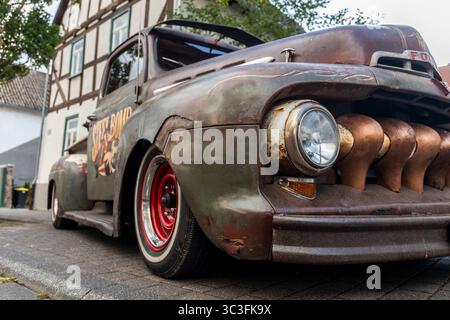 Wettenberg, Allemagne. 25 juillet 2025. Une vieille voiture classique américaine, une camionnette Ford F-1, est exposée dans le Hauptstraße (Steet principal) au 34e Golden Oldies Festival à Wettenberg, Hesse, Allemagne. Le Golden Oldies Festival est un festival annuel nostalgique (est. En 1989) avec un accent sur les années 1950 à 1980, jusqu'à 700 voitures classiques exposées, plus de 60 groupes live sur 8 scènes dans les rues et les places du village de Krofdorf-Gleiberg, une partie de la municipalité de Wettenberg. Crédit : Christian Lademann/Alamy Live News Banque D'Images