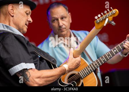 Wettenberg, Allemagne. 25 juillet 2025. Le Swiss Rockabilly Trio Lucky 7 se produit au 34e Golden Oldies Festival à Wettenberg, Hesse, Allemagne. Le Golden Oldies Festival est un festival annuel nostalgique (est. En 1989) avec un accent sur les années 1950 à 1980, jusqu'à 700 voitures classiques exposées, plus de 60 groupes live sur 8 scènes dans les rues et les places du village de Krofdorf-Gleiberg, une partie de la municipalité de Wettenberg. Crédit : Christian Lademann/Alamy Live News Banque D'Images