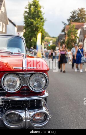 Wettenberg, Allemagne. 25 juillet 2025. Une Cadillac, une voiture classique américaine, est exposée dans la Hautsptraße (rue principale) au 34e Golden Oldies Festival à Wettenberg, Hesse, Allemagne. Le Golden Oldies Festival est un festival annuel nostalgique (est. En 1989) avec un accent sur les années 1950 à 1980, jusqu'à 700 voitures classiques exposées, plus de 60 groupes live sur 8 scènes dans les rues et les places du village de Krofdorf-Gleiberg, une partie de la municipalité de Wettenberg. Crédit : Christian Lademann/Alamy Live News Banque D'Images