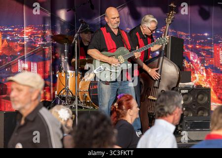 Wettenberg, Allemagne. 25 juillet 2025. Le LenneBrothers Band interprète Rock and Roll, Rockabilly, Country et Blues au 34e Golden Oldies Festival à Wettenberg, Hesse, Allemagne. Le Golden Oldies Festival est un festival annuel nostalgique (est. En 1989) avec un accent sur les années 1950 à 1980, jusqu'à 700 voitures classiques exposées, plus de 60 groupes live sur 8 scènes dans les rues et les places du village de Krofdorf-Gleiberg, une partie de la municipalité de Wettenberg. Crédit : Christian Lademann/Alamy Live News Banque D'Images
