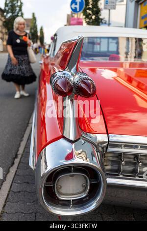 Wettenberg, Allemagne. 25 juillet 2025. Une Cadillac, une voiture classique américaine, est exposée dans la Hautsptraße (rue principale) au 34e Golden Oldies Festival à Wettenberg, Hesse, Allemagne. Le Golden Oldies Festival est un festival annuel nostalgique (est. En 1989) avec un accent sur les années 1950 à 1980, jusqu'à 700 voitures classiques exposées, plus de 60 groupes live sur 8 scènes dans les rues et les places du village de Krofdorf-Gleiberg, une partie de la municipalité de Wettenberg. Crédit : Christian Lademann/Alamy Live News Banque D'Images