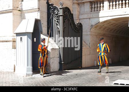 Deux gardes pontificaux suisses à une entrée de la Cité du Vatican, Rome, Italie Banque D'Images