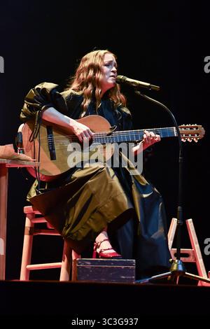 Madrid, Espagne. 25 juillet 2025. La chanteuse mexicaine Natalia Lafourcade se produit lors du concert au Teatro Real de Madrid. Crédit : SOPA images Limited/Alamy Live News Banque D'Images