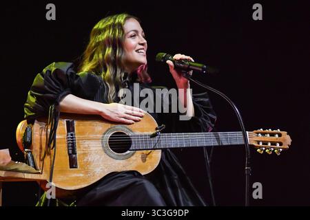 Madrid, Espagne. 25 juillet 2025. La chanteuse mexicaine Natalia Lafourcade se produit lors du concert au Teatro Real de Madrid. Crédit : SOPA images Limited/Alamy Live News Banque D'Images