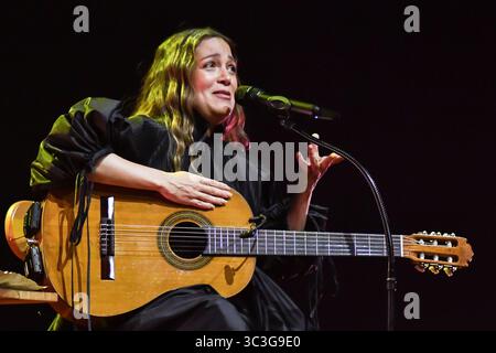 Madrid, Espagne. 25 juillet 2025. La chanteuse mexicaine Natalia Lafourcade se produit lors du concert au Teatro Real de Madrid. Crédit : SOPA images Limited/Alamy Live News Banque D'Images