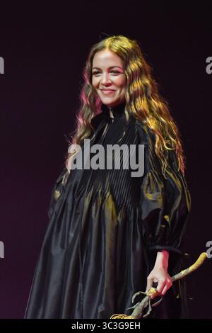 Madrid, Espagne. 25 juillet 2025. La chanteuse mexicaine Natalia Lafourcade se produit lors du concert au Teatro Real de Madrid. Crédit : SOPA images Limited/Alamy Live News Banque D'Images