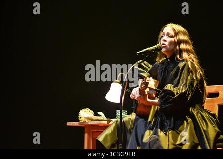 Madrid, Espagne. 25 juillet 2025. La chanteuse mexicaine Natalia Lafourcade se produit lors du concert au Teatro Real de Madrid. Crédit : SOPA images Limited/Alamy Live News Banque D'Images