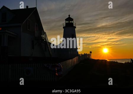 La lumière de Pemaquid point comme le lever du soleil sur l'océan Atlantique à Pemaquid point, Maine. Le phare situé le long d'une côte rocheuse a été commandé à l'origine en 1827 par le président John Quincy Adams et est présenté dans le quartier du Maine. Banque D'Images