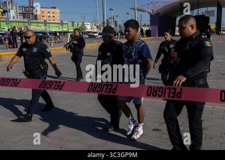 La police patrouille une place publique à Ciudad Juarez au milieu de la montée de la violence urbaine. Banque D'Images