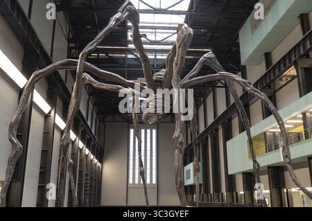 Londres, Royaume-Uni - 21 juillet 2025 - la grande sculpture d'araignée 'Maman' de Louise Bourgeois, une œuvre d'art emblématique exposée dans le turbine Hall de la Tate Modern Banque D'Images
