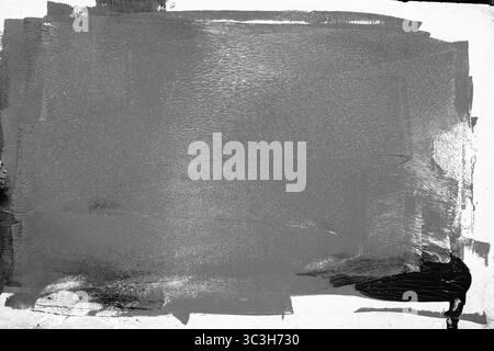 Composition abstraite avec des couches gris foncé d'encre de marques de rouleau de peinture, isolé sur fond blanc. Cadre vieilli, coup de pinceau artistique Banque D'Images