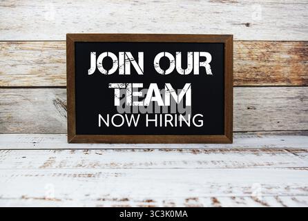 Rejoignez notre équipe typographie texte sur tableau noir en bois Banque D'Images