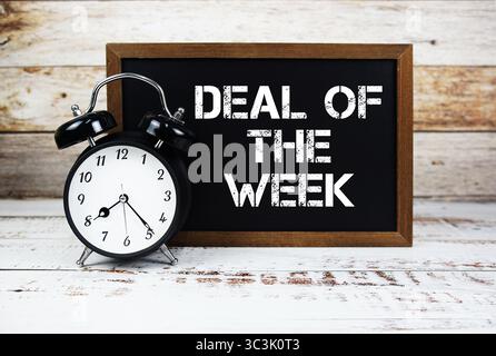 Offre de la semaine message texte et réveil sur fond de bois Banque D'Images