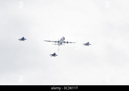 USAF KC-135 Stratotanker volant en formation avec le F-15E Strike Eagles pendant le spectacle aérien Wings Over Wayne, Seymour Johnson AFB, Goldsboro, Caroline du Nord, Banque D'Images