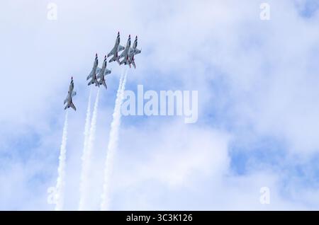 Thunderbirds de l'US Air Force en formation serrée lors du Wings Over Wayne Air Show à Seymour Johnson Air Force base, Caroline du Nord, du 3 au 4 mai 2025. Banque D'Images