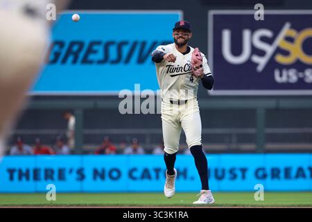 Minneapolis, Minnesota, États-Unis. 25 juillet 2025. Le joueur des Minnesota Twins CARLOS CORREA lance au premier pour enregistrer une sortie. Les Twins du Minnesota et le National de Washington se sont affrontés à Target Field le 25 juillet. Les Twins du Minnesota ont remporté la victoire 1-0. (Crédit image : © Michael Turner/ZUMA Press Wire) USAGE ÉDITORIAL SEULEMENT ! Non destiné à UN USAGE commercial ! Banque D'Images