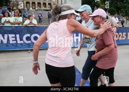 Des Moines, États-Unis. 25 juillet 2025. La course sur route de 1 Mile pour les Jeux nationaux seniors a eu lieu au Capitole de l'État de l'Iowa à des Moines, Iowa, le 25 juillet 2025. La cérémonie a officiellement donné le coup d’envoi des Jeux nationaux seniors de 2025 présentés par Humana, qui rassemblent plus de 11 000 participants âgés de 50 à 100 ans pour participer à plus de 25 sports. (Photo par : Alexandra Buxbaum/Sipa USA) crédit : Sipa USA/Alamy Live News Banque D'Images
