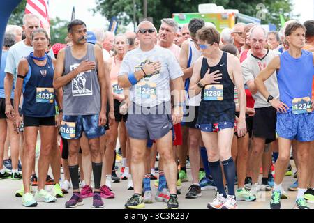 Des Moines, États-Unis. 25 juillet 2025. Le serment d'allégeance est dit avant la course sur route de 1 Mile pour les Jeux nationaux seniors a eu lieu au Capitole de l'État de l'Iowa à des Moines, Iowa, le 25 juillet 2025. La cérémonie a officiellement donné le coup d’envoi des Jeux nationaux seniors de 2025 présentés par Humana, qui rassemblent plus de 11 000 participants âgés de 50 à 100 ans pour participer à plus de 25 sports. (Photo par : Alexandra Buxbaum/Sipa USA) crédit : Sipa USA/Alamy Live News Banque D'Images