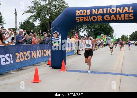 Des Moines, États-Unis. 25 juillet 2025. La course sur route de 1 Mile pour les Jeux nationaux seniors a eu lieu au Capitole de l'État de l'Iowa à des Moines, Iowa, le 25 juillet 2025. La cérémonie a officiellement donné le coup d’envoi des Jeux nationaux seniors de 2025 présentés par Humana, qui rassemblent plus de 11 000 participants âgés de 50 à 100 ans pour participer à plus de 25 sports. (Photo par : Alexandra Buxbaum/Sipa USA) crédit : Sipa USA/Alamy Live News Banque D'Images