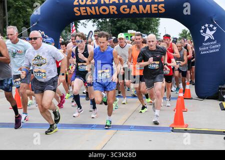 Des Moines, États-Unis. 25 juillet 2025. La course sur route de 1 Mile pour les Jeux nationaux seniors a eu lieu au Capitole de l'État de l'Iowa à des Moines, Iowa, le 25 juillet 2025. La cérémonie a officiellement donné le coup d’envoi des Jeux nationaux seniors de 2025 présentés par Humana, qui rassemblent plus de 11 000 participants âgés de 50 à 100 ans pour participer à plus de 25 sports. (Photo par : Alexandra Buxbaum/Sipa USA) crédit : Sipa USA/Alamy Live News Banque D'Images
