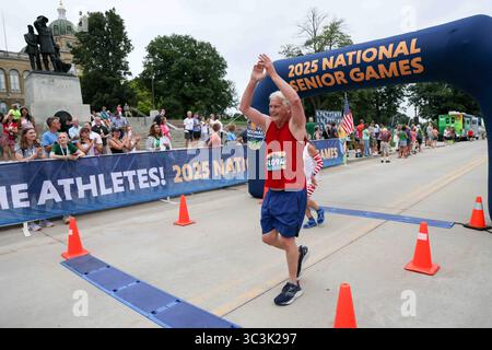 Des Moines, États-Unis. 25 juillet 2025. La course sur route de 1 Mile pour les Jeux nationaux seniors a eu lieu au Capitole de l'État de l'Iowa à des Moines, Iowa, le 25 juillet 2025. La cérémonie a officiellement donné le coup d’envoi des Jeux nationaux seniors de 2025 présentés par Humana, qui rassemblent plus de 11 000 participants âgés de 50 à 100 ans pour participer à plus de 25 sports. (Photo par : Alexandra Buxbaum/Sipa USA) crédit : Sipa USA/Alamy Live News Banque D'Images