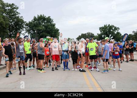 Des Moines, États-Unis. 25 juillet 2025. La course sur route de 1 Mile pour les Jeux nationaux seniors a eu lieu au Capitole de l'État de l'Iowa à des Moines, Iowa, le 25 juillet 2025. La cérémonie a officiellement donné le coup d’envoi des Jeux nationaux seniors de 2025 présentés par Humana, qui rassemblent plus de 11 000 participants âgés de 50 à 100 ans pour participer à plus de 25 sports. (Photo par : Alexandra Buxbaum/Sipa USA) crédit : Sipa USA/Alamy Live News Banque D'Images