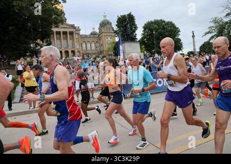 Des Moines, États-Unis. 25 juillet 2025. La course sur route de 1 Mile pour les Jeux nationaux seniors a eu lieu au Capitole de l'État de l'Iowa à des Moines, Iowa, le 25 juillet 2025. La cérémonie a officiellement donné le coup d’envoi des Jeux nationaux seniors de 2025 présentés par Humana, qui rassemblent plus de 11 000 participants âgés de 50 à 100 ans pour participer à plus de 25 sports. (Photo par : Alexandra Buxbaum/Sipa USA) crédit : Sipa USA/Alamy Live News Banque D'Images