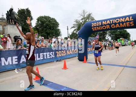 Des Moines, États-Unis. 25 juillet 2025. La course sur route de 1 Mile pour les Jeux nationaux seniors a eu lieu au Capitole de l'État de l'Iowa à des Moines, Iowa, le 25 juillet 2025. La cérémonie a officiellement donné le coup d’envoi des Jeux nationaux seniors de 2025 présentés par Humana, qui rassemblent plus de 11 000 participants âgés de 50 à 100 ans pour participer à plus de 25 sports. (Photo par : Alexandra Buxbaum/Sipa USA) crédit : Sipa USA/Alamy Live News Banque D'Images