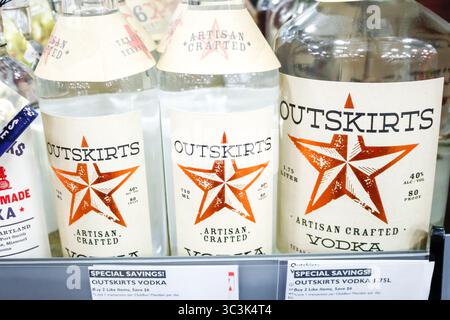 Los Angeles, Californie, États-Unis - 02-06-2020 : une vue de plusieurs bouteilles de vodka de banlieue exposées dans une épicerie locale. Banque D'Images