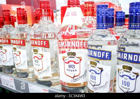 Los Angeles, Californie, États-Unis - 02-06-2020 : une vue de plusieurs bouteilles de vodka Smirnoff exposées dans une épicerie locale. Banque D'Images