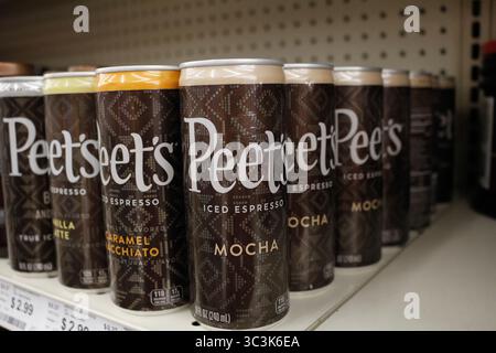 Los Angeles, Californie, États-Unis - 02-12-2020 : une vue de plusieurs canettes de boissons à base d'espresso glacé Peet exposées dans une épicerie locale. Banque D'Images