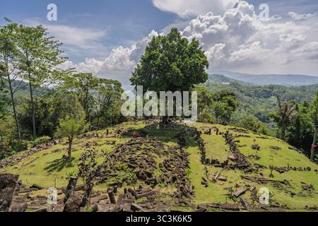 Vue panoramique du mystérieux site mégalithique antique de Gunung Padang, Karyamukti, Cianjur, Java occidental, Indonésie Banque D'Images