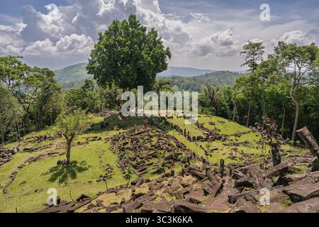 Vue de paysage de montagne du mystérieux site mégalithique historique de Gunung Padang, Karyamukti, Cianjur, Java Ouest, Indonésie Banque D'Images
