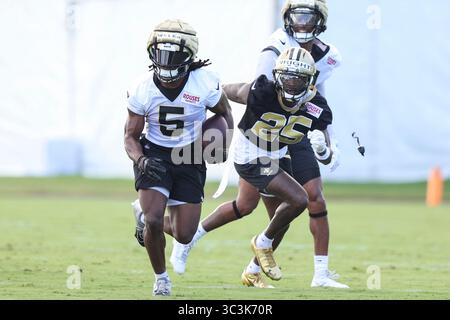 La Nouvelle-Orléans, États-Unis. 25 juillet 2025. Kendre Miller (5) court devant le cornerback Rejzohn Wright (25) lors de la troisième journée du camp d'entraînement des Saints de la Nouvelle-Orléans au Centre de performance sportive d'Ochsner le vendredi 25 juillet 2025 à Metairie, Louisiane. (Photo de Peter G. Forest/Sipa USA) crédit : Sipa USA/Alamy Live News Banque D'Images